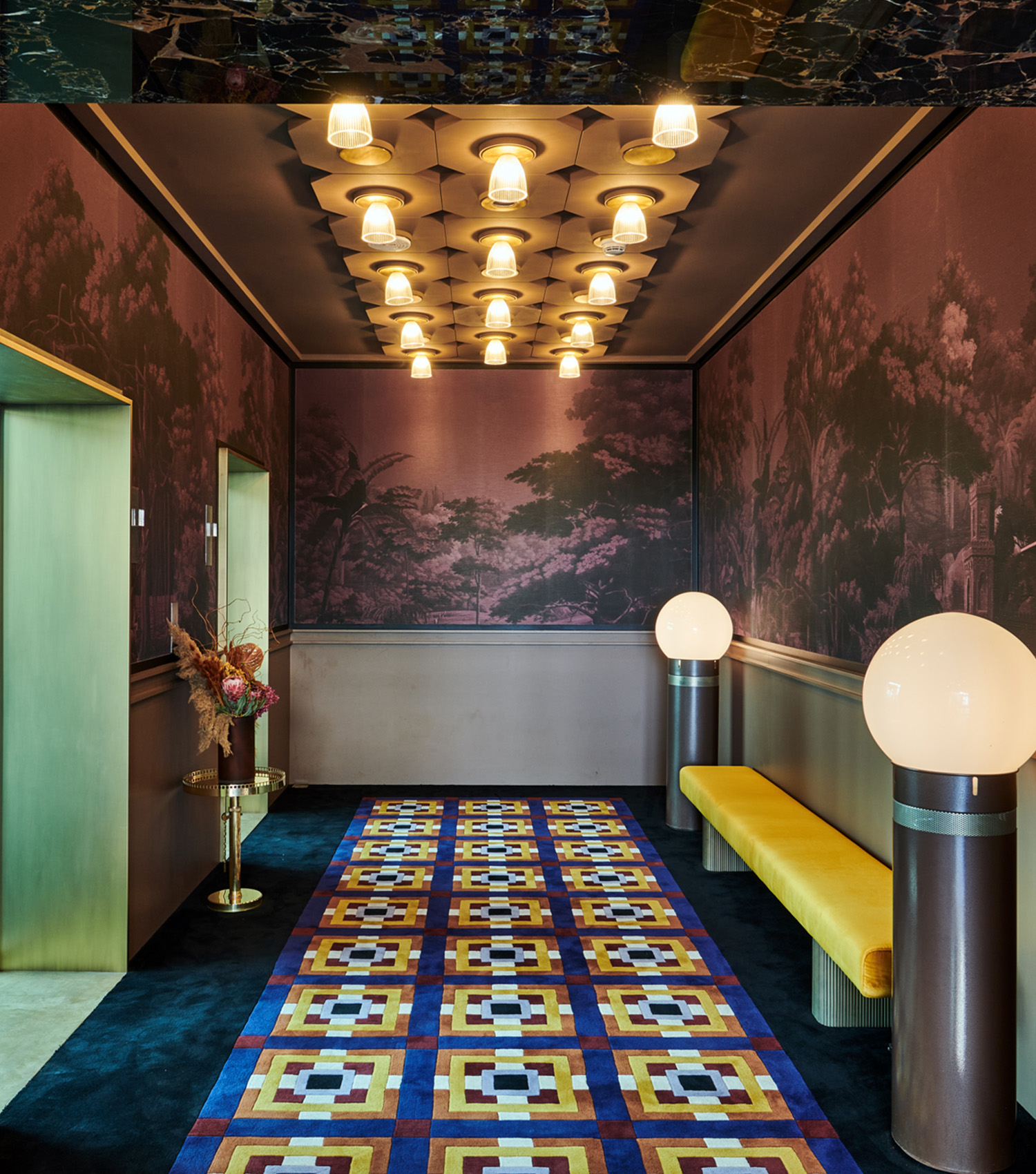 Dubai Oscuro hallway